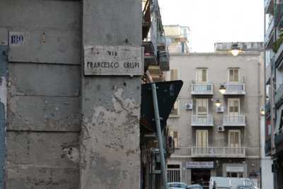 Silenzi e decadenza: viaggio nella ''zona Tribunale'' del quartiere Libert� di Bari